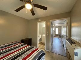 One Bed 1 Bath with Full Kitchen near Fort Sill，位于劳顿的酒店