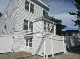 Divine Villa Guest House Harper Ave EWR AIRPORT PENN STATION NY NJ，位于欧文顿的酒店