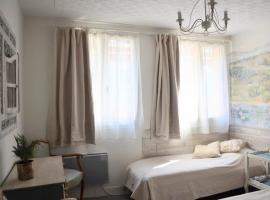 Petite chambre avec 2 lits dans maison d'artiste centre ville，位于贝尔奈的酒店