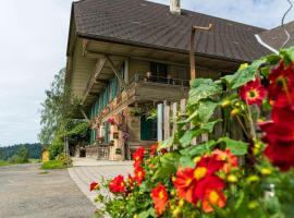 Ferienwohnung auf Bauernhof mit Hotpot und Sauna，位于Sumiswald的带热水浴缸的酒店