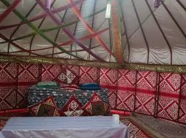 Кольсайские озера, Юрта гостиницы Айару