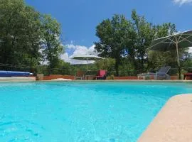 Maison familiale avec piscine et boulodrome dans le Luberon