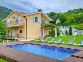 Villa, pool and relax for 12 persons，位于Kuti的酒店