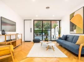 2-Storey Lumiere Townhouse with Private Courtyard - Hosted by Canstay，位于堪培拉的酒店
