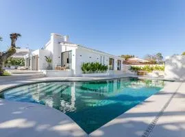 Villa Peman Luxurious Beachside Villa