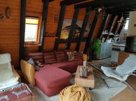 Ferienhaus zum Wohlfühlen in der Eifel, Poolnutzung, Tennis, Minigolf, Seenähe，位于布兰肯海姆的酒店