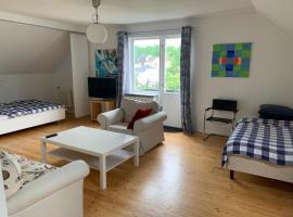 Good spacious apartment in a central location，位于布罗斯的酒店
