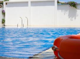 Piale Palms Makenzie Beach Front Apartment, Larnaca，位于拉纳卡的酒店