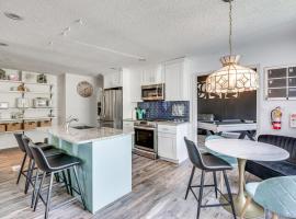 Family-Friendly Stockbridge Home By Amphitheater!，位于斯托克布里奇的酒店