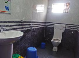 Hotel Quality Boarding and Lodging，位于Honāvar的酒店