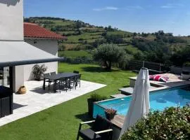 Maison et piscine chauffée, vue Monts du Lyonnais