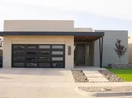 Modern Retreat by Golf Course - 3 Bedrooms and Office Space