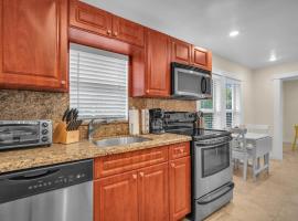 Renovated Grove Bungalow -near Coconut Grove，位于迈阿密的酒店