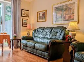 Sherlock's House -Moray Entire house Two bedroom 5 beds Private free parking & WiFi Flat TV Garden Shops
