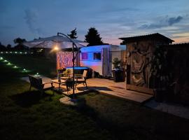 Caravane Seventies avec jacuzzi，位于拉帕利斯的酒店