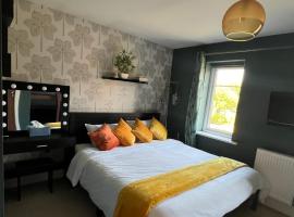 En-suite Room with Super King Size Bed - Free Wifi - Free Parking，位于Hillsborough的酒店