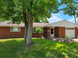 Charming Springboro house near historic downtown，位于Springboro的别墅