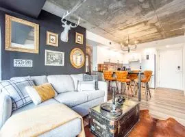 Rustic, Downtown Quebec, Rooftop pool, 2 bedrooms AND 2 bathrooms -up to 6 guests