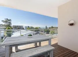 Cote D'Azure, 13 61 Donald Street - Lovely unit air con, Wi-Fi, secure parking, complex lift and pool