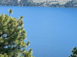 La Casa Lakeside Resort - Amazing Panoramic View Lakeside House with Pools, Hot Tubs & More!，位于基洛纳的带泳池的酒店