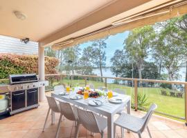 Danalene, 44a Danalene Pde - stunning waterfront property with Air Con, WI-FI, Double Lock Up Garage & Boat Parking，位于科莱特的酒店