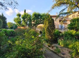 Rue du Château à Cabrières d'Avignon，位于凯布雷斯阿维尼翁的乡间豪华旅馆