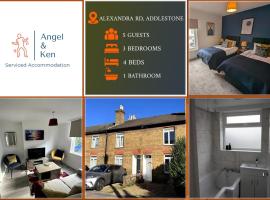 3 Bed 2 Lounge House up to 40pc off Monthly in Addlestone by Angel and Ken Serviced Accommodation Great Value for Long-term Stay，位于阿德尔斯通的酒店