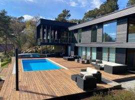 Nydelig villa ved sjøen med oppvarmet basseng，位于卑尔根的酒店