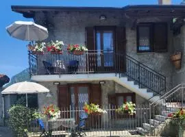 La Casetta di Laura intera casa indipendente a chi piace il silenzio vista lago 5 chilometri da Varenna