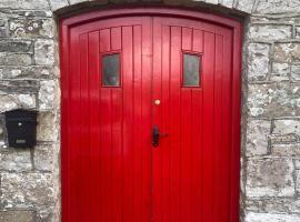 The Old Mill, Kilcorkey Bellanagare, Castlerea, County Roscommon - West of Ireland - House 2，位于Bellanagare的酒店