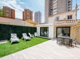 Casa LOMA con terreno privado y parking compartido - a 800m de Playa Poniente，位于贝尼多姆的酒店
