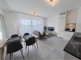 Modern 1 Bedroom Apartment with Balcony & Parking CFAlcea，位于尼翁的酒店