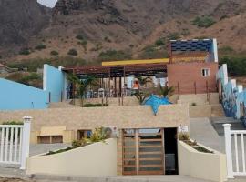 Faj&atilde; Beach House，位于Faj&atilde;的带停车场的酒店