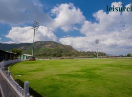 Stay Leisurely - Pavilion by the hills, Lonavala - Stadium View Rooms，位于罗纳瓦拉的酒店