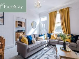 Beautiful Pontefract House w/ Parking Sleeps 12 by PureStay，位于庞特佛雷特的酒店