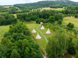 Moon Glamping Resort，位于Bęczyn的豪华帐篷