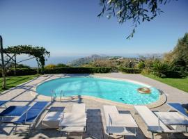 Villa Prima Italy with private pool and spectacular views，位于Torca的酒店