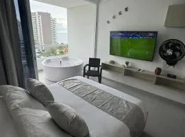 Suite con Jacuzzi, vista al mar y piscinas piso 13