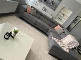 Next2Airport - Appartement House of Lions，位于然萨特的酒店