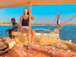 Felucca sailing boat from Aswan to komombo with private bathroom，位于阿斯旺的酒店