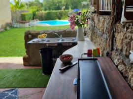 Maisonnette dans village médiéval - 2 pers - piscine privée & jardin，位于Fourcès的酒店