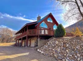 Large Off-Grid Luxury Cabin- creek land & views，位于McCammon的酒店