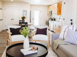 Creekside Cabin Magnolia stay w views and hot springs ONE br，位于McCammon的酒店