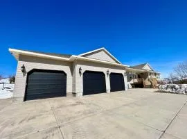 Vast Family Home- VIEWS pool table private