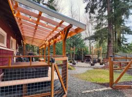 Cozy cabin on the Olympic Peninsula, Hot Tub，位于安吉利斯港的酒店