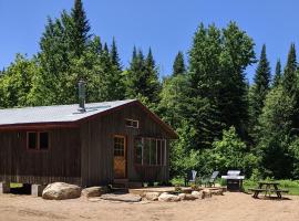 Meadowlark Cabin #5，位于Maynooth的露营地