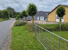 Værelse, tv-stue og spiserum på første sal, eget bad i stueetagen，位于Kværndrup的酒店