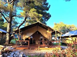 Losinj Glamping - Camp Čikat - Wild，位于木洛希尼的度假村