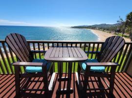 Stunning Oceanfront Condo - The Seashore Hideaway, Wailua Bay View, Unit 208, Kapaa，位于卡帕阿的酒店