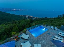 Villa White Pearl Diamond, Opatija mit Meerblick & Pool，位于奥帕提亚的酒店